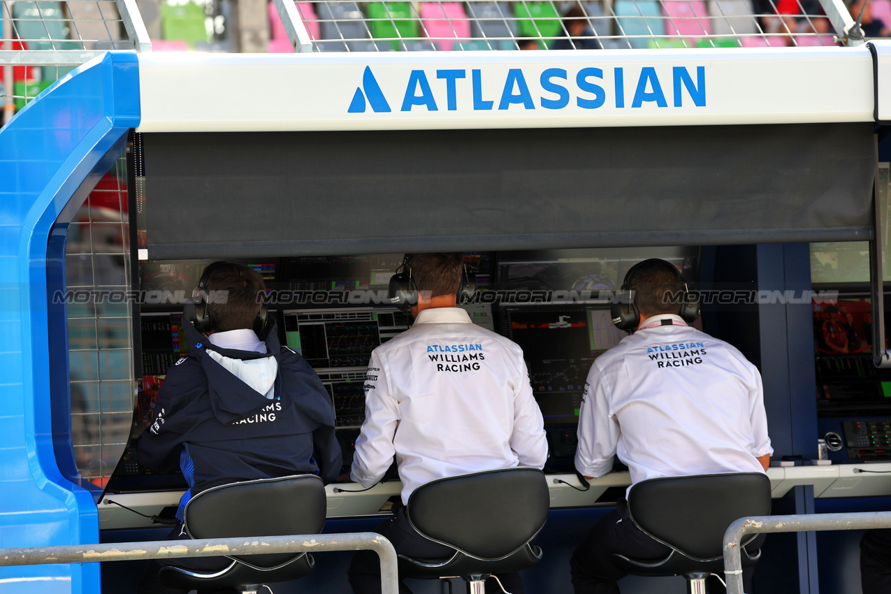 GP AZERBAIJAN, Atlassian Williams Racing pit gantry.

20.09.2025. Formula 1 World Championship, Rd 17, Azerbaijan Grand Prix, Baku Street Circuit, Azerbaijan, Qualifiche Day.

- www.xpbimages.com, EMail: requests@xpbimages.com © Copyright: Batchelor / XPB Images