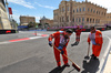 GP AZERBAIJAN, Circuit Atmosfera - marshals sweep the circuit.

20.09.2025. Formula 1 World Championship, Rd 17, Azerbaijan Grand Prix, Baku Street Circuit, Azerbaijan, Qualifiche Day.

 - www.xpbimages.com, EMail: requests@xpbimages.com © Copyright: Rew / XPB Images