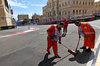 GP AZERBAIJAN, Circuit Atmosfera - marshals sweep the circuit.

20.09.2025. Formula 1 World Championship, Rd 17, Azerbaijan Grand Prix, Baku Street Circuit, Azerbaijan, Qualifiche Day.

 - www.xpbimages.com, EMail: requests@xpbimages.com © Copyright: Rew / XPB Images