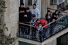 GP AZERBAIJAN, Circuit Atmosfera - fans watch from an apartment balcony.

20.09.2025. Formula 1 World Championship, Rd 17, Azerbaijan Grand Prix, Baku Street Circuit, Azerbaijan, Qualifiche Day.

 - www.xpbimages.com, EMail: requests@xpbimages.com © Copyright: Rew / XPB Images
