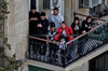 GP AZERBAIJAN, Circuit Atmosfera - fans watch from an apartment balcony.

20.09.2025. Formula 1 World Championship, Rd 17, Azerbaijan Grand Prix, Baku Street Circuit, Azerbaijan, Qualifiche Day.

 - www.xpbimages.com, EMail: requests@xpbimages.com © Copyright: Rew / XPB Images