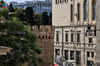 GP AZERBAIJAN, Circuit Atmosfera - fans watch from an apartment balcony.

20.09.2025. Formula 1 World Championship, Rd 17, Azerbaijan Grand Prix, Baku Street Circuit, Azerbaijan, Qualifiche Day.

 - www.xpbimages.com, EMail: requests@xpbimages.com © Copyright: Rew / XPB Images