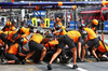 GP AZERBAIJAN, Lando Norris (GBR) McLaren MCL39 practices a pit stop.

20.09.2025. Formula 1 World Championship, Rd 17, Azerbaijan Grand Prix, Baku Street Circuit, Azerbaijan, Qualifiche Day.

- www.xpbimages.com, EMail: requests@xpbimages.com © Copyright: Batchelor / XPB Images