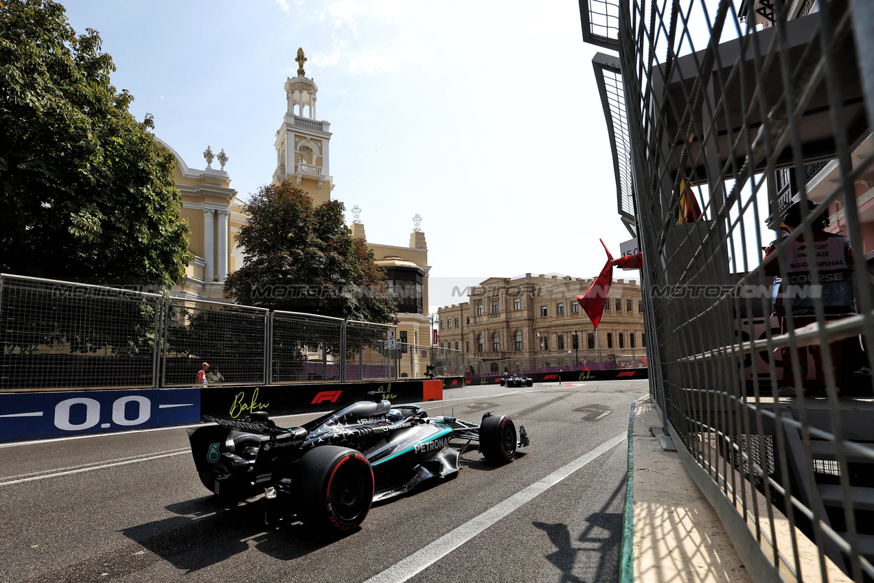 GP AZERBAIJAN, George Russell (GBR) Mercedes AMG F1 W16 passes a red flag in the first practice session.

19.09.2025. Formula 1 World Championship, Rd 17, Azerbaijan Grand Prix, Baku Street Circuit, Azerbaijan, Practice Day.

- www.xpbimages.com, EMail: requests@xpbimages.com © Copyright: Bearne / XPB Images