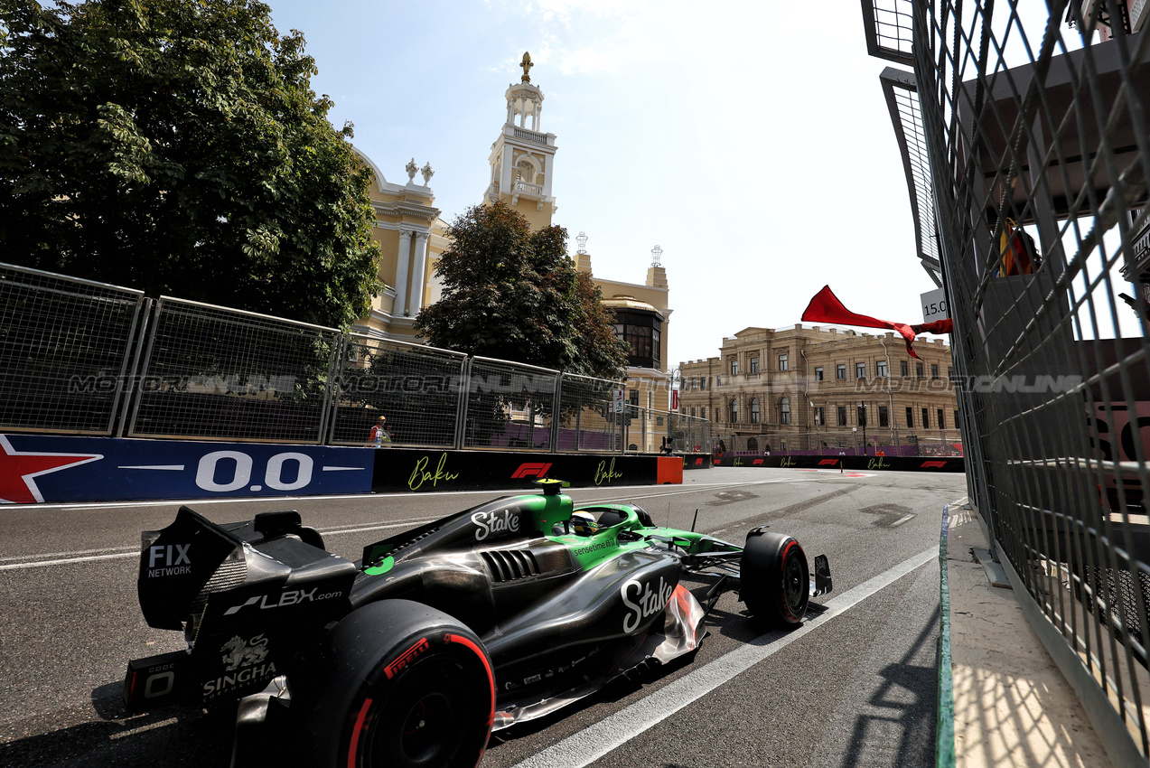 GP AZERBAIJAN, Gabriel Bortoleto (BRA) Sauber C45 passes a red flag in the first practice session.

19.09.2025. Formula 1 World Championship, Rd 17, Azerbaijan Grand Prix, Baku Street Circuit, Azerbaijan, Practice Day.

- www.xpbimages.com, EMail: requests@xpbimages.com © Copyright: Bearne / XPB Images