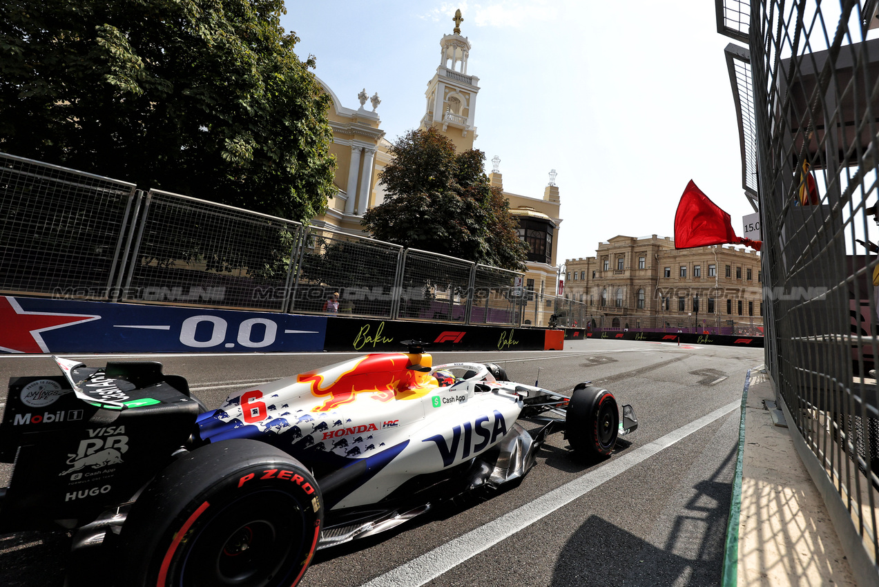 GP AZERBAIJAN, Isack Hadjar (FRA) Racing Bulls VCARB 02 passes a red flag in the first practice session.

19.09.2025. Formula 1 World Championship, Rd 17, Azerbaijan Grand Prix, Baku Street Circuit, Azerbaijan, Practice Day.

- www.xpbimages.com, EMail: requests@xpbimages.com © Copyright: Bearne / XPB Images