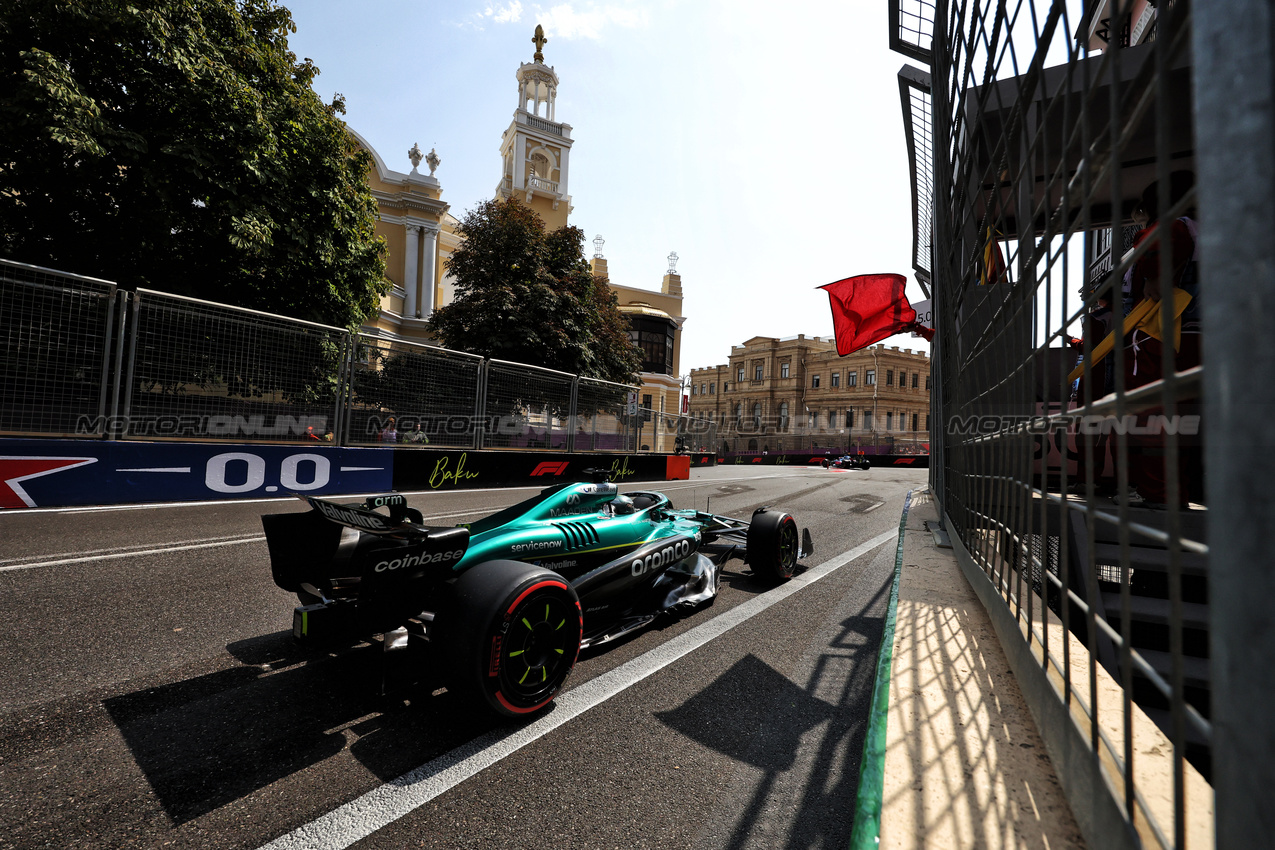 GP AZERBAIJAN, Lance Stroll (CDN) Aston Martin F1 Team AMR25 passes a red flag in the first practice session.

19.09.2025. Formula 1 World Championship, Rd 17, Azerbaijan Grand Prix, Baku Street Circuit, Azerbaijan, Practice Day.

- www.xpbimages.com, EMail: requests@xpbimages.com © Copyright: Bearne / XPB Images
