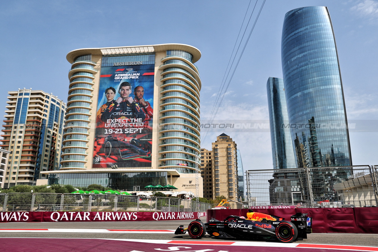 GP AZERBAIJAN, Max Verstappen (NLD) Red Bull Racing RB21.

19.09.2025. Formula 1 World Championship, Rd 17, Azerbaijan Grand Prix, Baku Street Circuit, Azerbaijan, Practice Day.

- www.xpbimages.com, EMail: requests@xpbimages.com © Copyright: Batchelor / XPB Images
