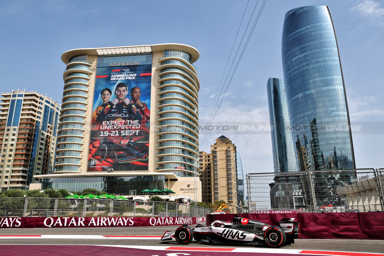 GP AZERBAIJAN, Esteban Ocon (FRA) Haas VF-25.

19.09.2025. Formula 1 World Championship, Rd 17, Azerbaijan Grand Prix, Baku Street Circuit, Azerbaijan, Practice Day.

- www.xpbimages.com, EMail: requests@xpbimages.com © Copyright: Batchelor / XPB Images