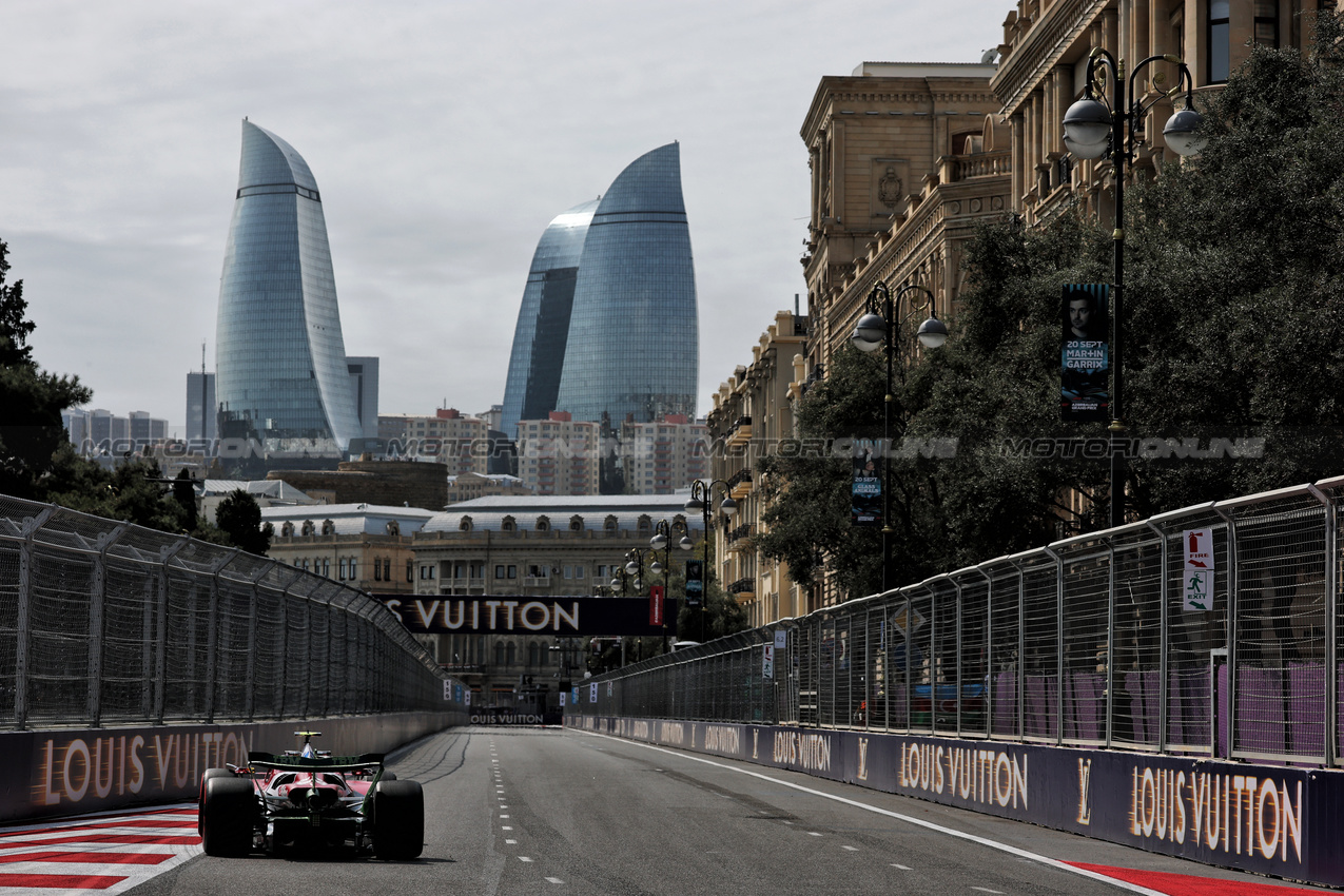 GP AZERBAIJAN, Lewis Hamilton (GBR) Ferrari SF-25.

19.09.2025. Formula 1 World Championship, Rd 17, Azerbaijan Grand Prix, Baku Street Circuit, Azerbaijan, Practice Day.

- www.xpbimages.com, EMail: requests@xpbimages.com © Copyright: Charniaux / XPB Images