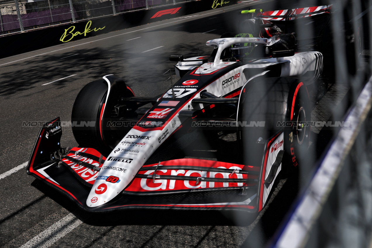 GP AZERBAIJAN, Oliver Bearman (GBR) Haas VF-25.

19.09.2025. Formula 1 World Championship, Rd 17, Azerbaijan Grand Prix, Baku Street Circuit, Azerbaijan, Practice Day.

- www.xpbimages.com, EMail: requests@xpbimages.com © Copyright: Charniaux / XPB Images