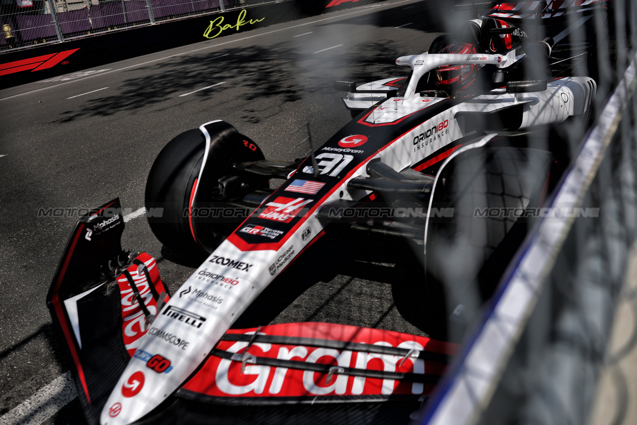GP AZERBAIJAN, Esteban Ocon (FRA) Haas VF-25.

19.09.2025. Formula 1 World Championship, Rd 17, Azerbaijan Grand Prix, Baku Street Circuit, Azerbaijan, Practice Day.

- www.xpbimages.com, EMail: requests@xpbimages.com © Copyright: Charniaux / XPB Images