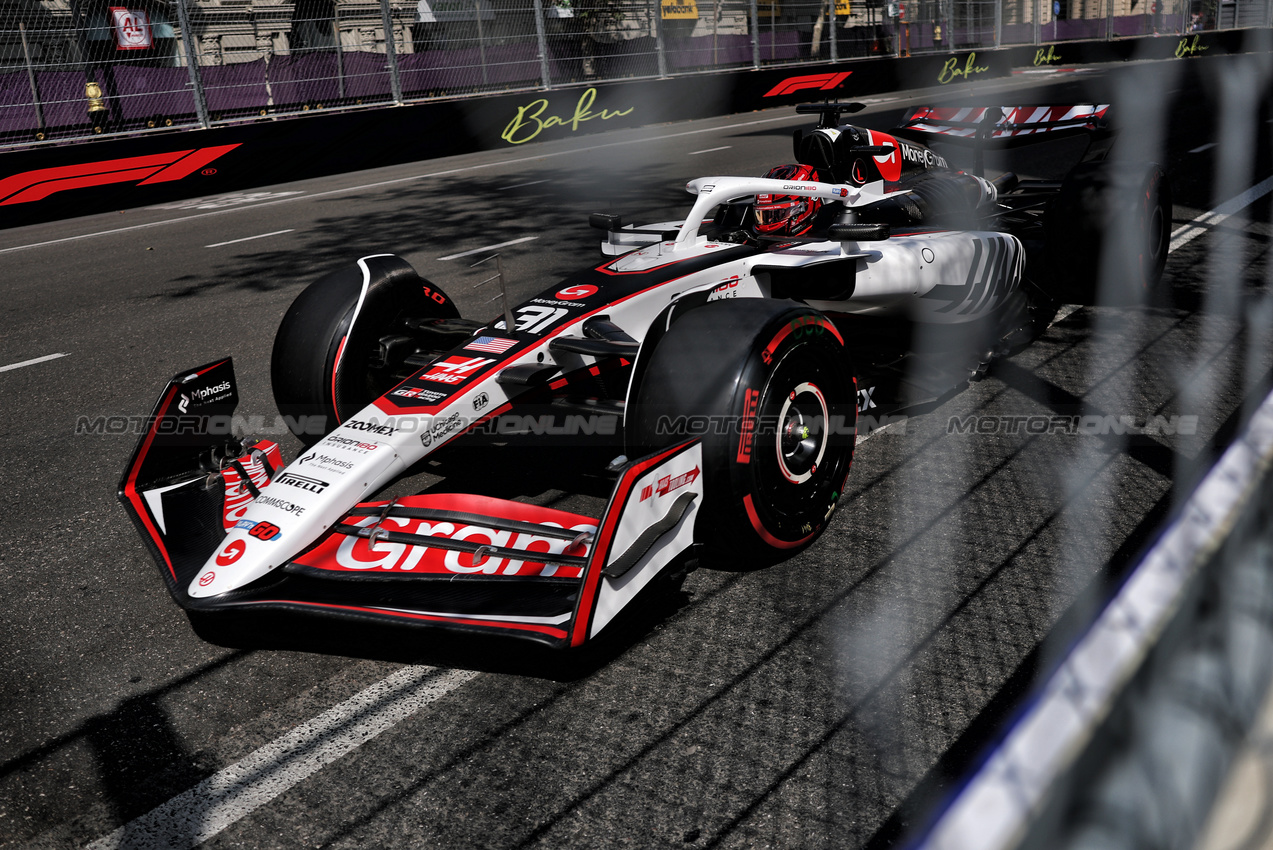 GP AZERBAIJAN, Esteban Ocon (FRA) Haas VF-25.

19.09.2025. Formula 1 World Championship, Rd 17, Azerbaijan Grand Prix, Baku Street Circuit, Azerbaijan, Practice Day.

- www.xpbimages.com, EMail: requests@xpbimages.com © Copyright: Charniaux / XPB Images