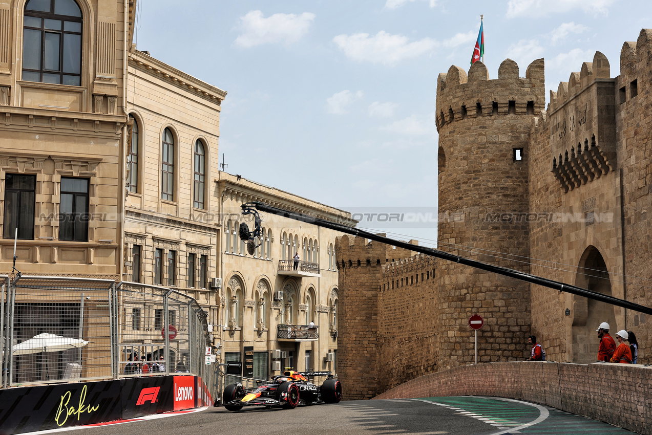 GP AZERBAIJAN, Yuki Tsunoda (JPN) Red Bull Racing RB21.

19.09.2025. Formula 1 World Championship, Rd 17, Azerbaijan Grand Prix, Baku Street Circuit, Azerbaijan, Practice Day.

 - www.xpbimages.com, EMail: requests@xpbimages.com © Copyright: Rew / XPB Images