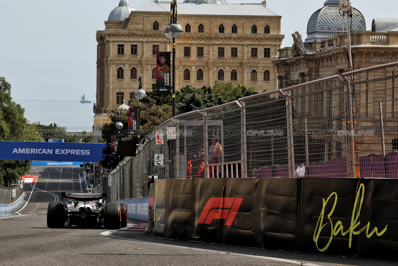 GP AZERBAIJAN, Oliver Bearman (GBR) Haas VF-25.

19.09.2025. Formula 1 World Championship, Rd 17, Azerbaijan Grand Prix, Baku Street Circuit, Azerbaijan, Practice Day.

- www.xpbimages.com, EMail: requests@xpbimages.com © Copyright: Bearne / XPB Images