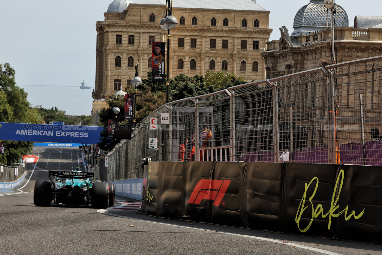 GP AZERBAIJAN, Fernando Alonso (ESP) Aston Martin F1 Team AMR25.

19.09.2025. Formula 1 World Championship, Rd 17, Azerbaijan Grand Prix, Baku Street Circuit, Azerbaijan, Practice Day.

- www.xpbimages.com, EMail: requests@xpbimages.com © Copyright: Bearne / XPB Images
