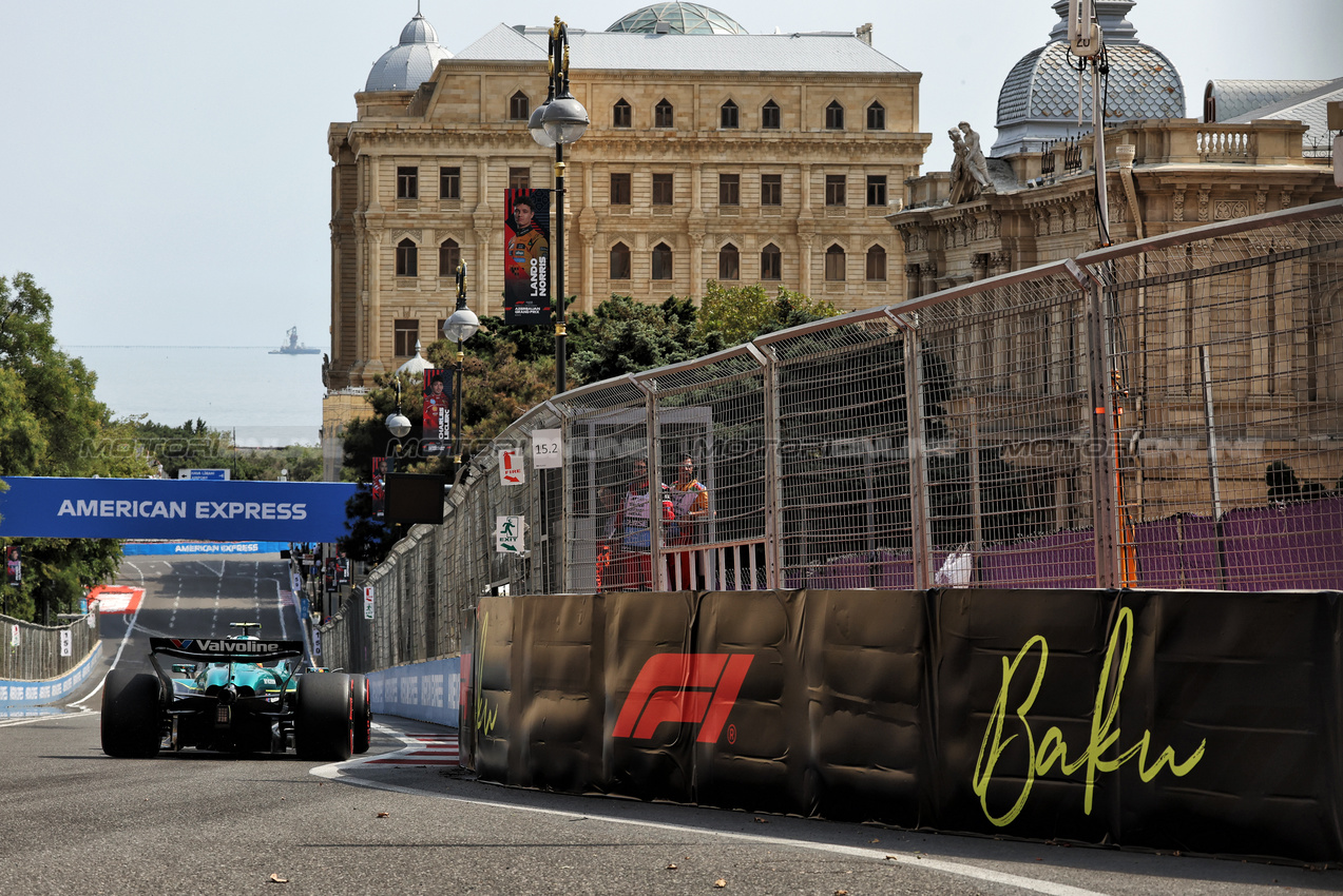 GP AZERBAIJAN, Fernando Alonso (ESP) Aston Martin F1 Team AMR25.

19.09.2025. Formula 1 World Championship, Rd 17, Azerbaijan Grand Prix, Baku Street Circuit, Azerbaijan, Practice Day.

- www.xpbimages.com, EMail: requests@xpbimages.com © Copyright: Bearne / XPB Images