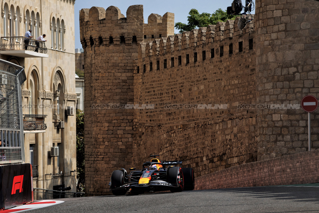 GP AZERBAIJAN, Max Verstappen (NLD) Red Bull Racing RB21.

19.09.2025. Formula 1 World Championship, Rd 17, Azerbaijan Grand Prix, Baku Street Circuit, Azerbaijan, Practice Day.

 - www.xpbimages.com, EMail: requests@xpbimages.com © Copyright: Rew / XPB Images