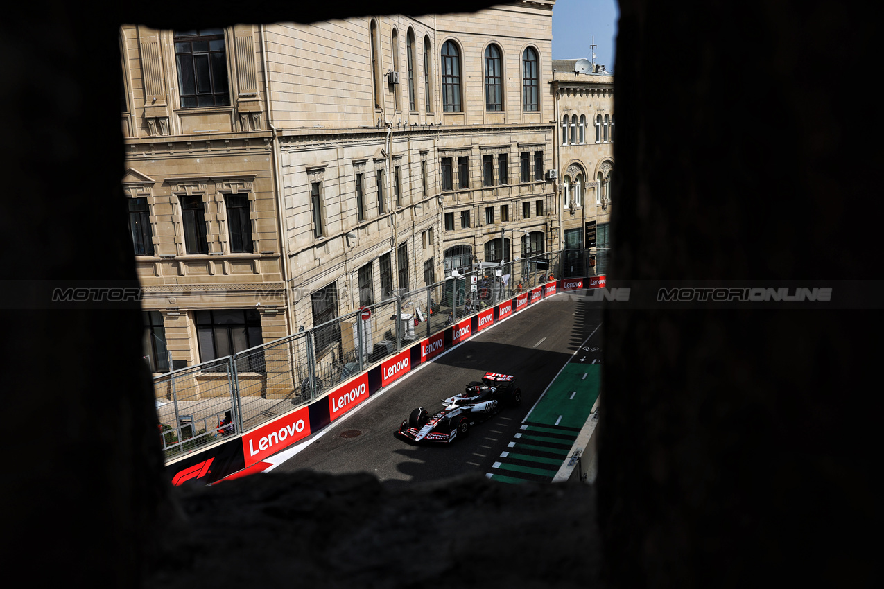 GP AZERBAIJAN, Esteban Ocon (FRA) Haas VF-25.

19.09.2025. Formula 1 World Championship, Rd 17, Azerbaijan Grand Prix, Baku Street Circuit, Azerbaijan, Practice Day.

 - www.xpbimages.com, EMail: requests@xpbimages.com © Copyright: Rew / XPB Images