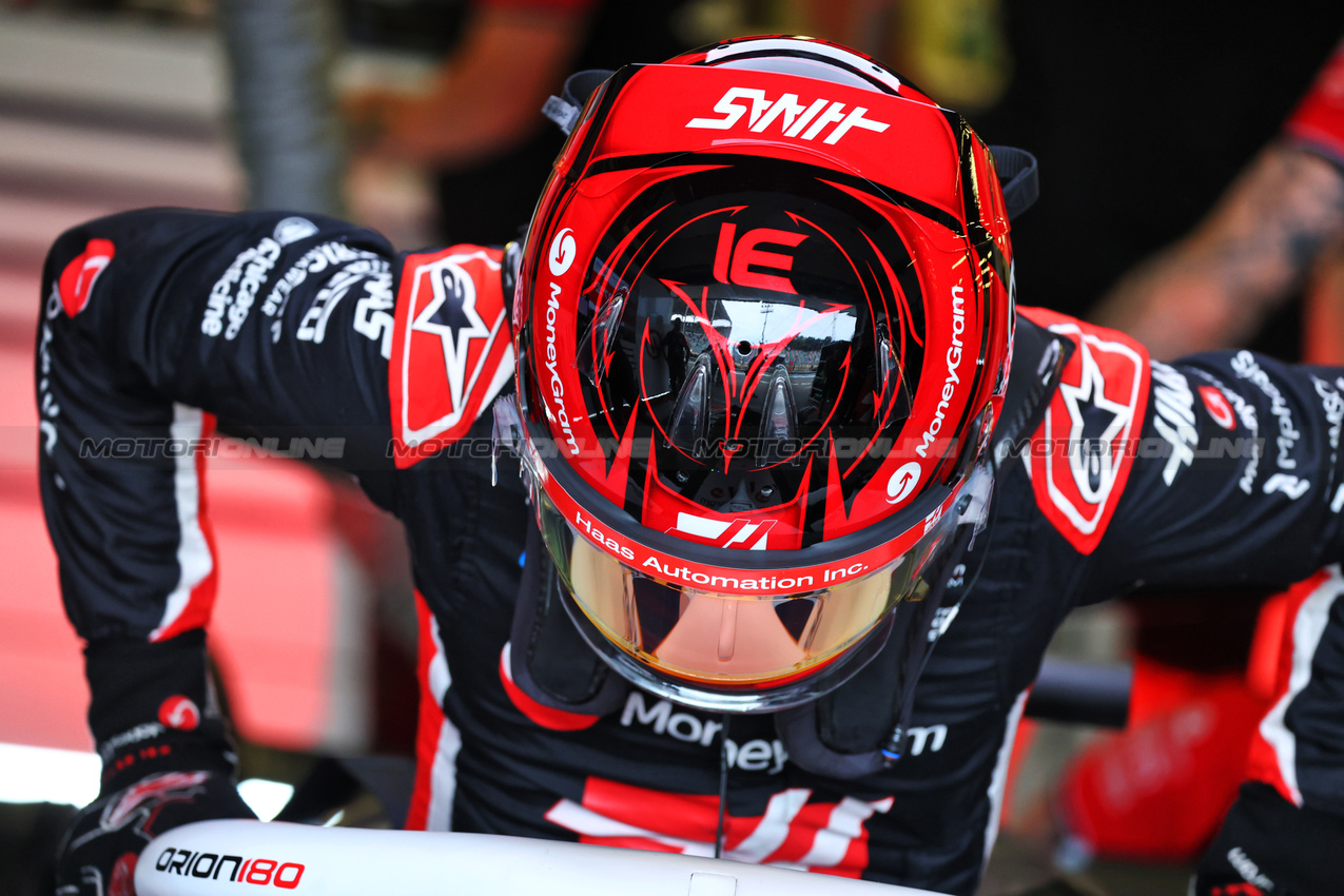 GP AZERBAIJAN, Esteban Ocon (FRA) Haas VF-25.

19.09.2025. Formula 1 World Championship, Rd 17, Azerbaijan Grand Prix, Baku Street Circuit, Azerbaijan, Practice Day.

- www.xpbimages.com, EMail: requests@xpbimages.com © Copyright: Batchelor / XPB Images