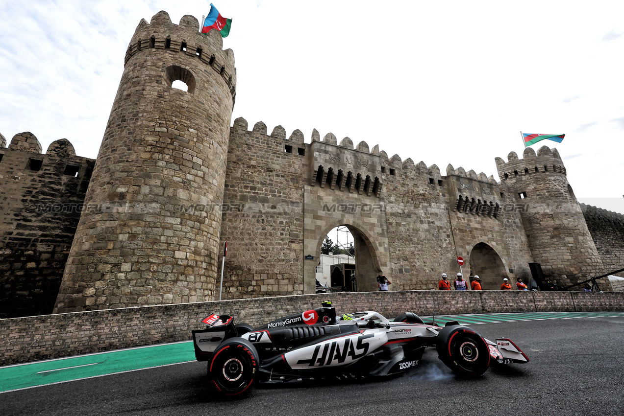 GP AZERBAIJAN, Oliver Bearman (GBR) Haas VF-25.

19.09.2025. Formula 1 World Championship, Rd 17, Azerbaijan Grand Prix, Baku Street Circuit, Azerbaijan, Practice Day.

- www.xpbimages.com, EMail: requests@xpbimages.com © Copyright: Charniaux / XPB Images