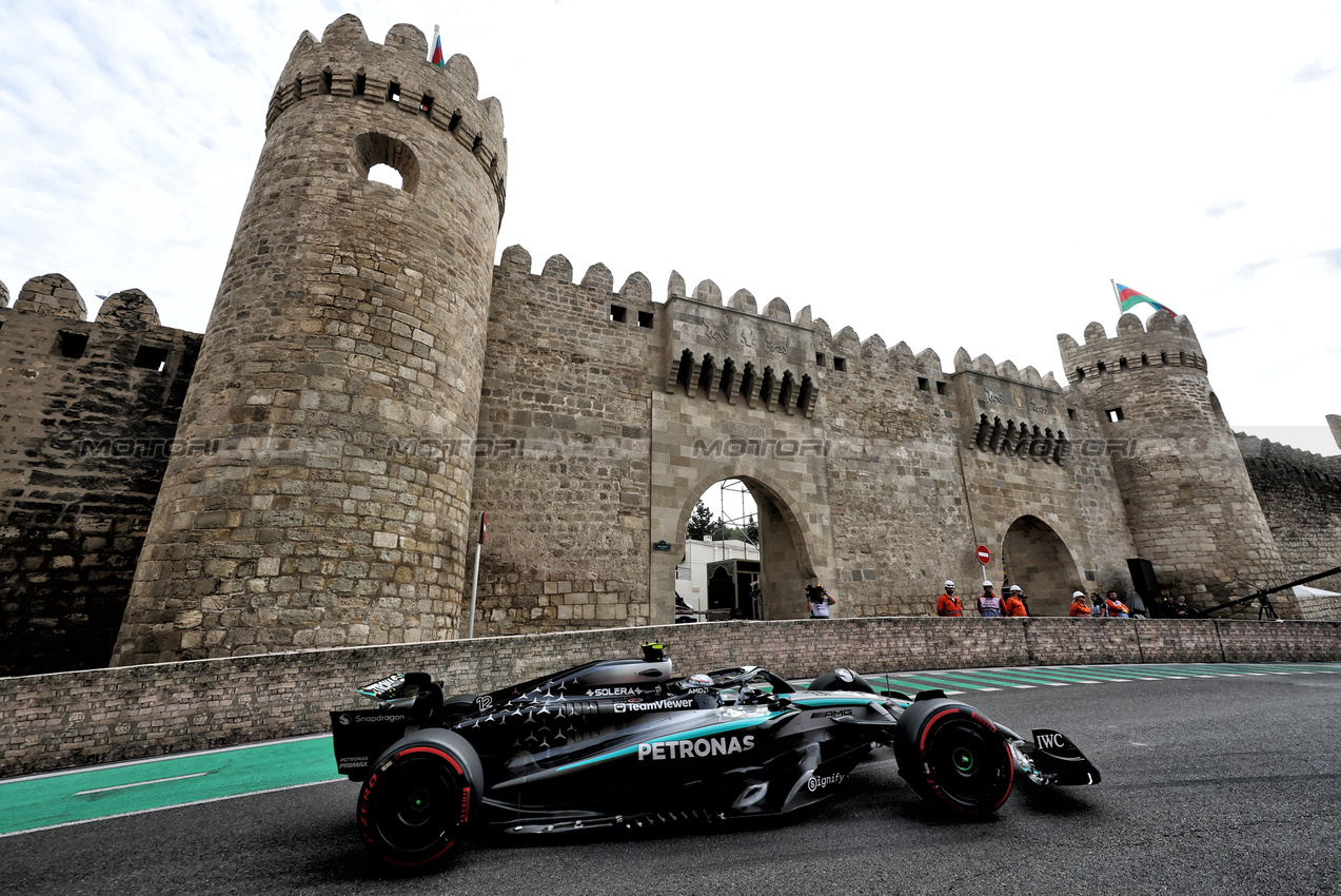 GP AZERBAIJAN, Andrea Kimi Antonelli (ITA) Mercedes AMG F1 W16.

19.09.2025. Formula 1 World Championship, Rd 17, Azerbaijan Grand Prix, Baku Street Circuit, Azerbaijan, Practice Day.

- www.xpbimages.com, EMail: requests@xpbimages.com © Copyright: Charniaux / XPB Images