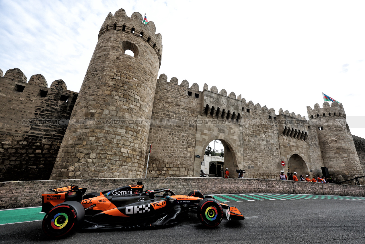 GP AZERBAIJAN, Oscar Piastri (AUS) McLaren MCL39.

19.09.2025. Formula 1 World Championship, Rd 17, Azerbaijan Grand Prix, Baku Street Circuit, Azerbaijan, Practice Day.

- www.xpbimages.com, EMail: requests@xpbimages.com © Copyright: Charniaux / XPB Images