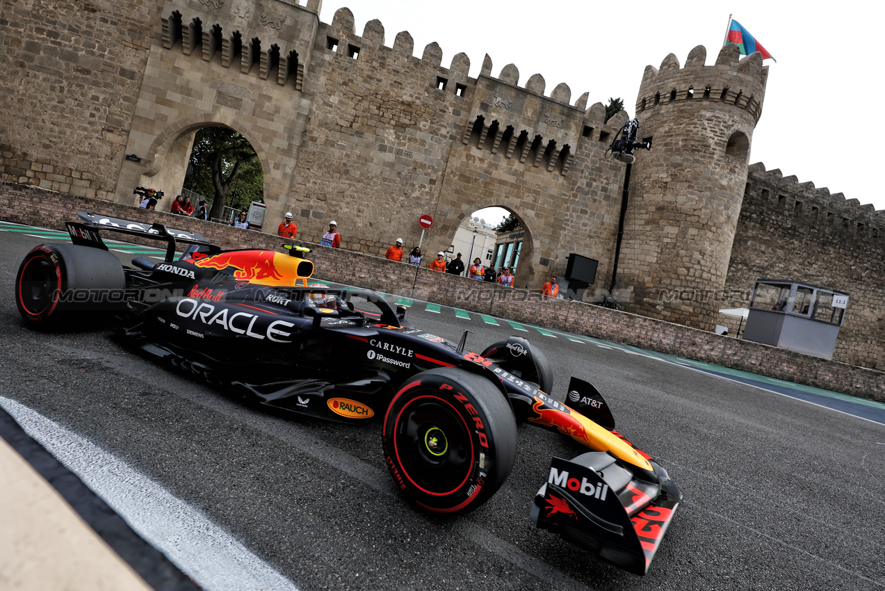 GP AZERBAIJAN, Yuki Tsunoda (JPN) Red Bull Racing RB21.

19.09.2025. Formula 1 World Championship, Rd 17, Azerbaijan Grand Prix, Baku Street Circuit, Azerbaijan, Practice Day.

- www.xpbimages.com, EMail: requests@xpbimages.com © Copyright: Charniaux / XPB Images