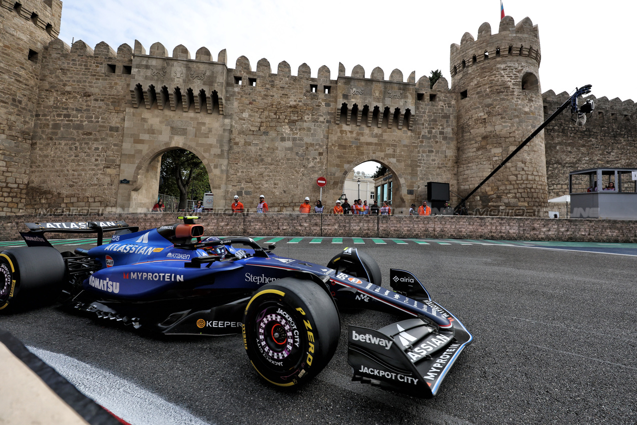 GP AZERBAIJAN, Carlos Sainz (ESP) Atlassian Williams Racing FW47.

19.09.2025. Formula 1 World Championship, Rd 17, Azerbaijan Grand Prix, Baku Street Circuit, Azerbaijan, Practice Day.

- www.xpbimages.com, EMail: requests@xpbimages.com © Copyright: Charniaux / XPB Images