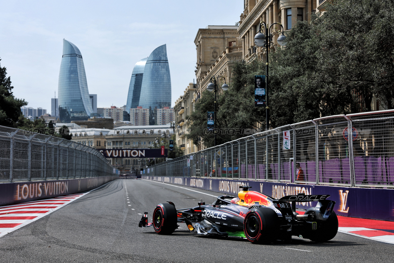 GP AZERBAIJAN, Max Verstappen (NLD) Red Bull Racing RB21.

19.09.2025. Formula 1 World Championship, Rd 17, Azerbaijan Grand Prix, Baku Street Circuit, Azerbaijan, Practice Day.

- www.xpbimages.com, EMail: requests@xpbimages.com © Copyright: Charniaux / XPB Images