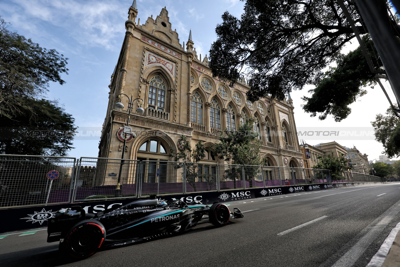 GP AZERBAIJAN, George Russell (GBR) Mercedes AMG F1 W16.

19.09.2025. Formula 1 World Championship, Rd 17, Azerbaijan Grand Prix, Baku Street Circuit, Azerbaijan, Practice Day.

- www.xpbimages.com, EMail: requests@xpbimages.com © Copyright: Charniaux / XPB Images