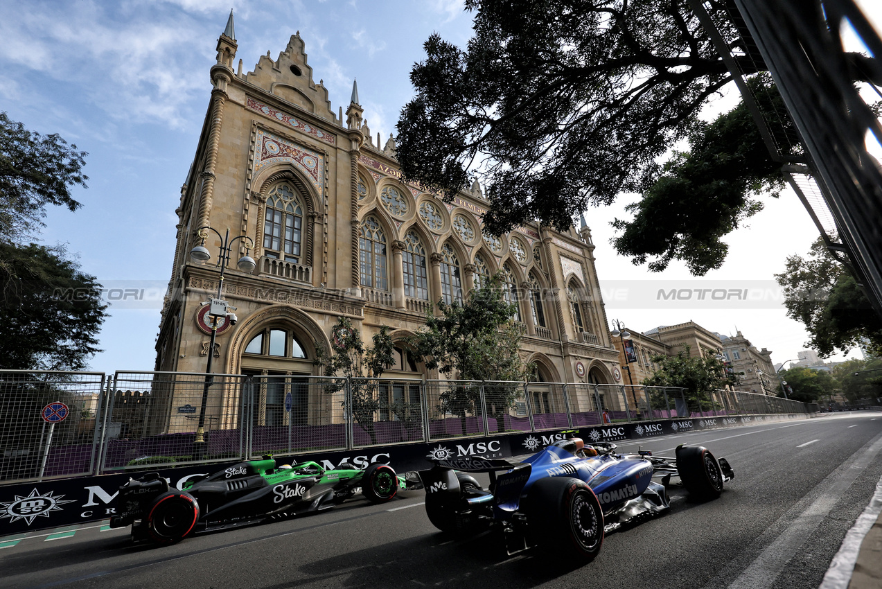 GP AZERBAIJAN, Gabriel Bortoleto (BRA) Sauber C45 e Carlos Sainz (ESP) Atlassian Williams Racing FW47.

19.09.2025. Formula 1 World Championship, Rd 17, Azerbaijan Grand Prix, Baku Street Circuit, Azerbaijan, Practice Day.

- www.xpbimages.com, EMail: requests@xpbimages.com © Copyright: Charniaux / XPB Images