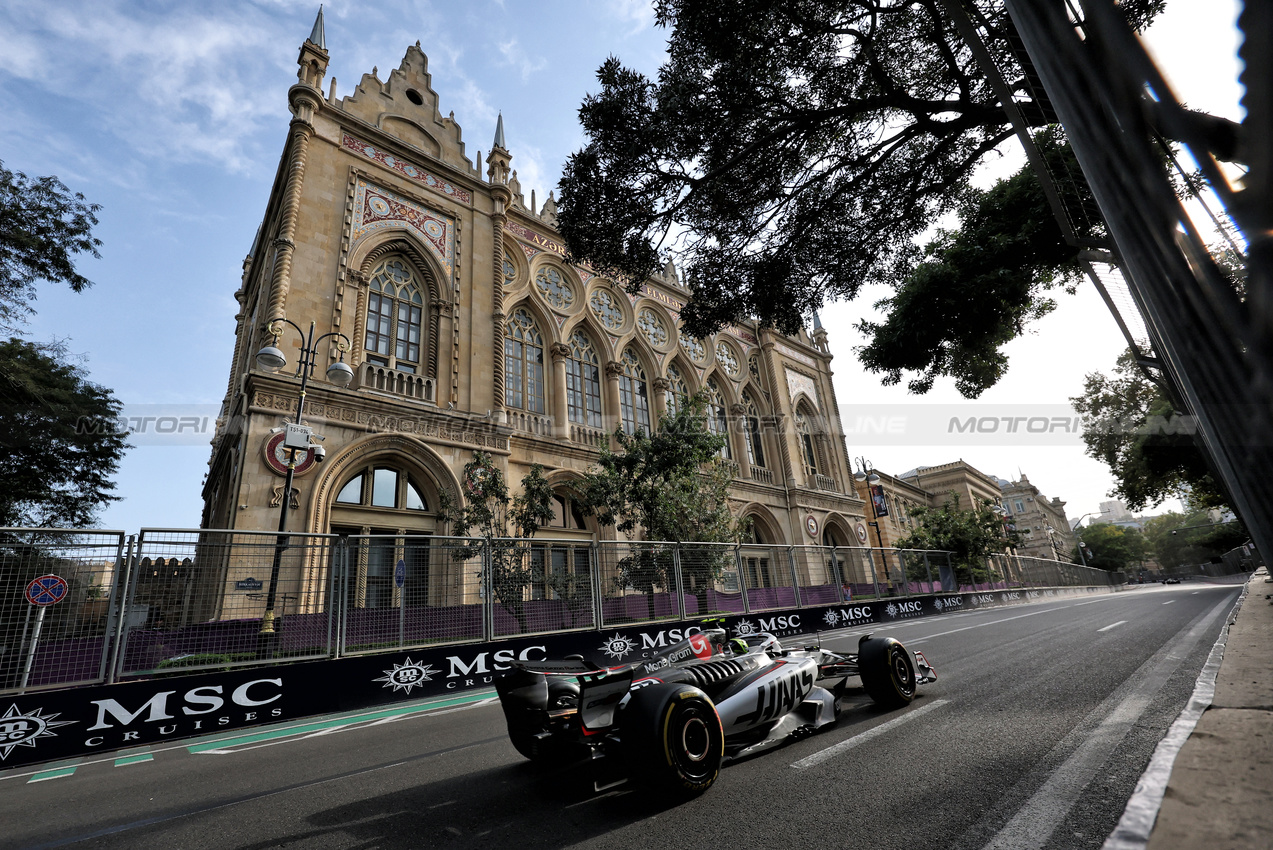 GP AZERBAIJAN, Oliver Bearman (GBR) Haas VF-25.

19.09.2025. Formula 1 World Championship, Rd 17, Azerbaijan Grand Prix, Baku Street Circuit, Azerbaijan, Practice Day.

- www.xpbimages.com, EMail: requests@xpbimages.com © Copyright: Charniaux / XPB Images