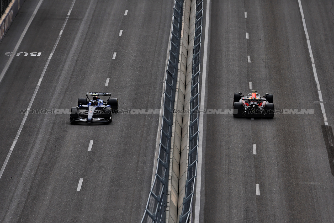 GP AZERBAIJAN, Carlos Sainz (ESP) Atlassian Williams Racing FW47 e Yuki Tsunoda (JPN) Red Bull Racing RB21.

19.09.2025. Formula 1 World Championship, Rd 17, Azerbaijan Grand Prix, Baku Street Circuit, Azerbaijan, Practice Day.

 - www.xpbimages.com, EMail: requests@xpbimages.com © Copyright: Rew / XPB Images