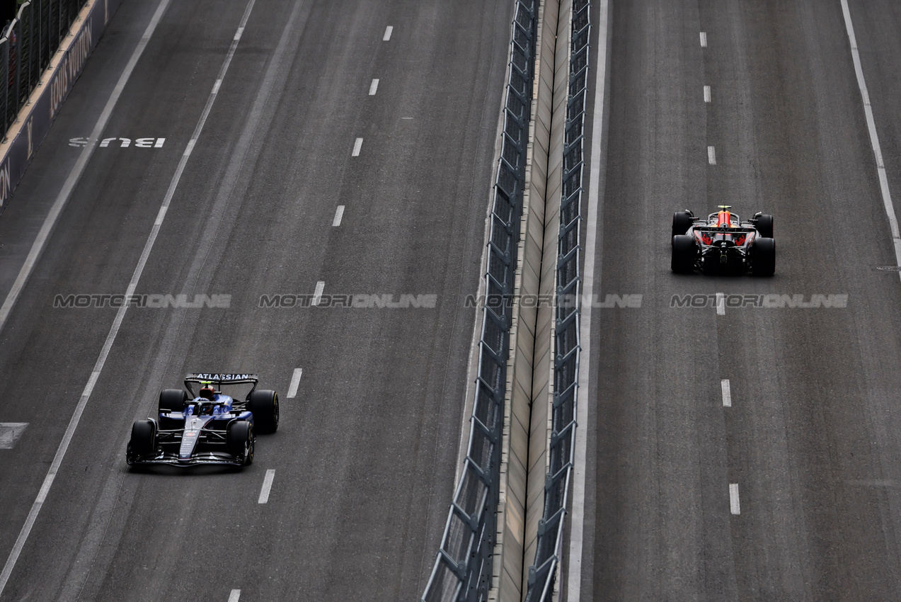 GP AZERBAIJAN, Carlos Sainz (ESP) Atlassian Williams Racing FW47 e Yuki Tsunoda (JPN) Red Bull Racing RB21.

19.09.2025. Formula 1 World Championship, Rd 17, Azerbaijan Grand Prix, Baku Street Circuit, Azerbaijan, Practice Day.

 - www.xpbimages.com, EMail: requests@xpbimages.com © Copyright: Rew / XPB Images