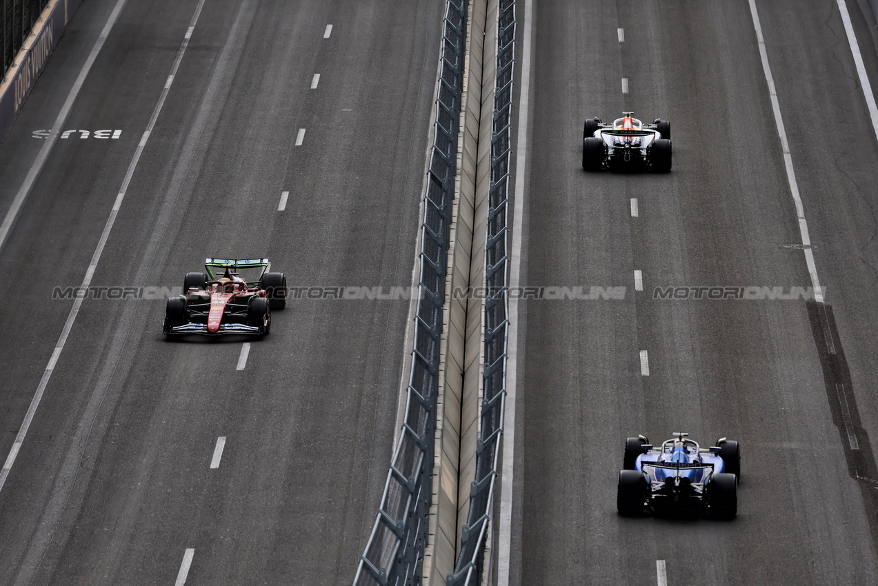 GP AZERBAIJAN, Lewis Hamilton (GBR) Ferrari SF-25 e Alexander Albon (THA) Atlassian Williams Racing FW47.

19.09.2025. Formula 1 World Championship, Rd 17, Azerbaijan Grand Prix, Baku Street Circuit, Azerbaijan, Practice Day.

 - www.xpbimages.com, EMail: requests@xpbimages.com © Copyright: Rew / XPB Images