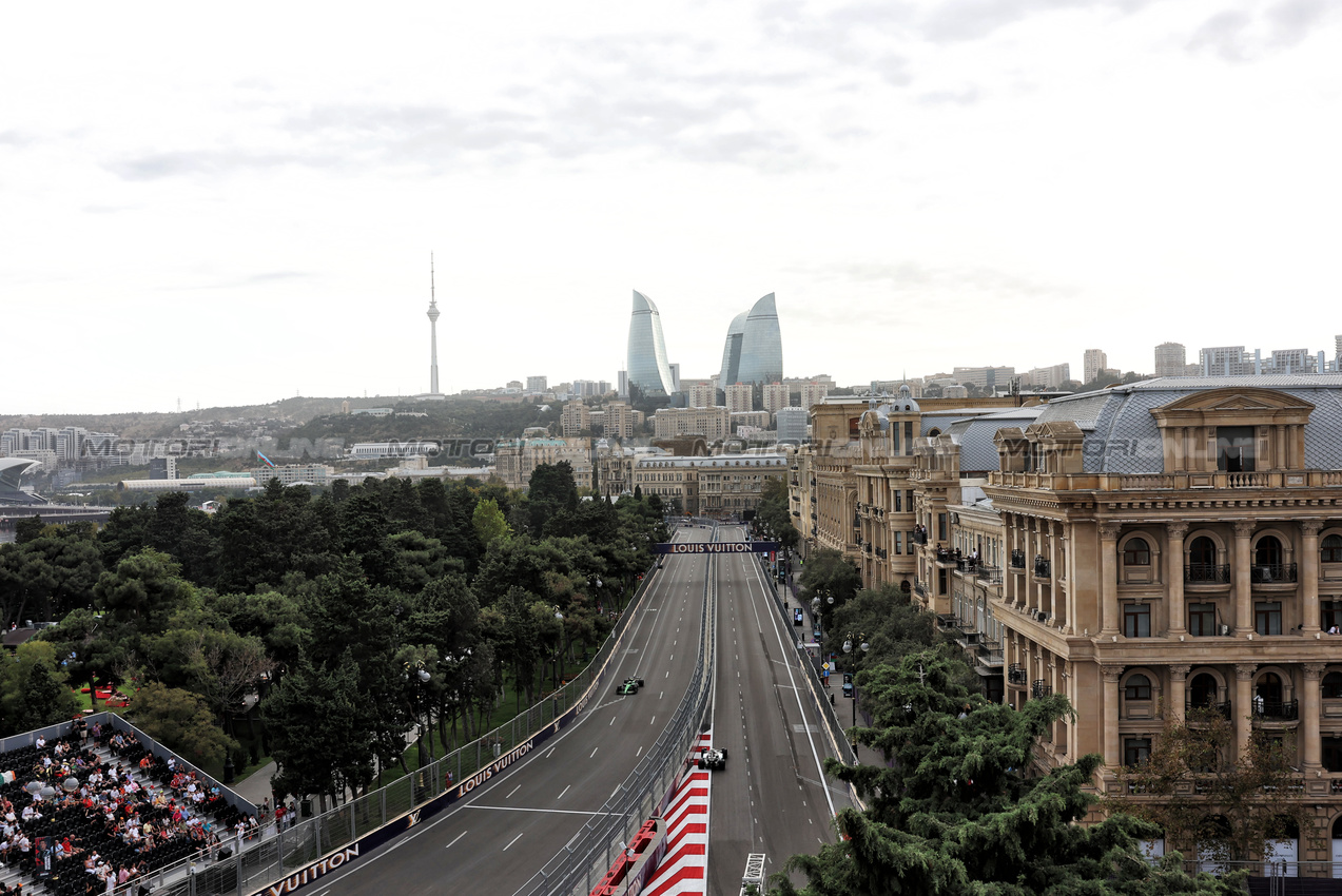 GP AZERBAIJAN, Oliver Bearman (GBR) Haas VF-25 e Gabriel Bortoleto (BRA) Sauber C45.

19.09.2025. Formula 1 World Championship, Rd 17, Azerbaijan Grand Prix, Baku Street Circuit, Azerbaijan, Practice Day.

 - www.xpbimages.com, EMail: requests@xpbimages.com © Copyright: Rew / XPB Images
