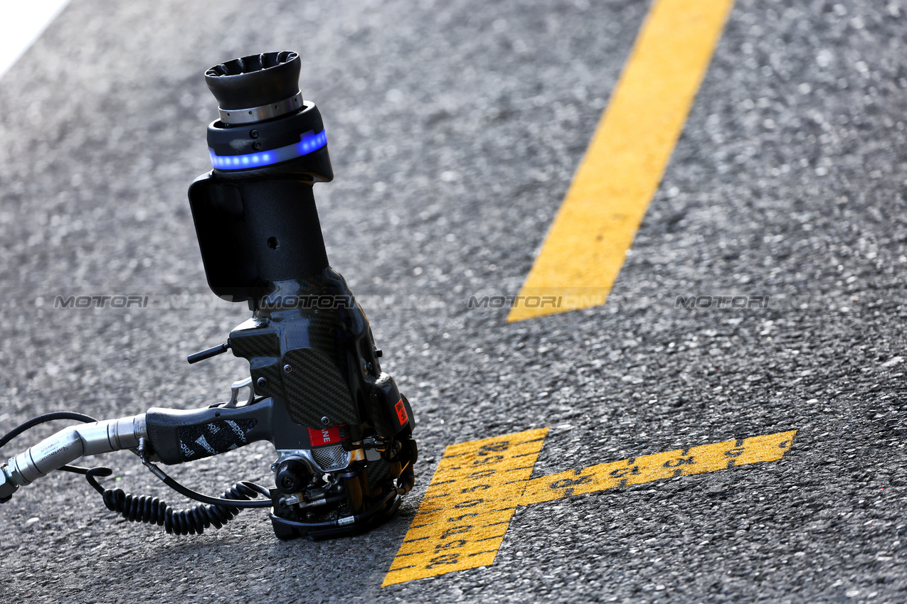 GP AZERBAIJAN, Pit stop air gun.

19.09.2025. Formula 1 World Championship, Rd 17, Azerbaijan Grand Prix, Baku Street Circuit, Azerbaijan, Practice Day.

- www.xpbimages.com, EMail: requests@xpbimages.com © Copyright: Batchelor / XPB Images