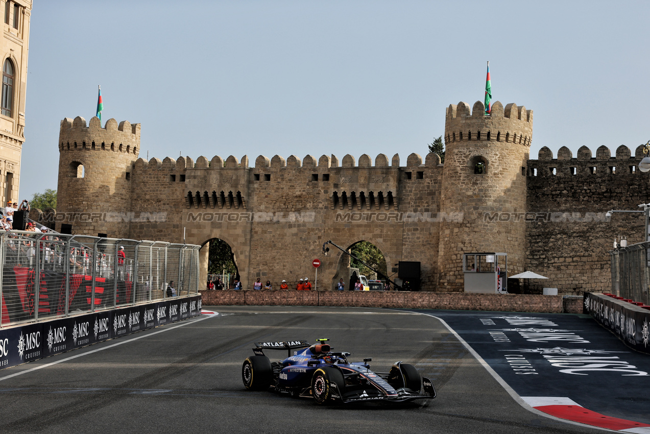 GP AZERBAIJAN, Carlos Sainz (ESP) Atlassian Williams Racing FW47.

19.09.2025. Formula 1 World Championship, Rd 17, Azerbaijan Grand Prix, Baku Street Circuit, Azerbaijan, Practice Day.

- www.xpbimages.com, EMail: requests@xpbimages.com © Copyright: Charniaux / XPB Images