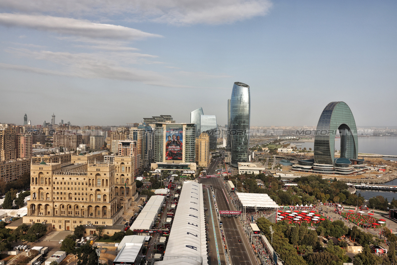 GP AZERBAIJAN, Max Verstappen (NLD) Red Bull Racing RB21.

19.09.2025. Formula 1 World Championship, Rd 17, Azerbaijan Grand Prix, Baku Street Circuit, Azerbaijan, Practice Day.

- www.xpbimages.com, EMail: requests@xpbimages.com © Copyright: Bearne / XPB Images