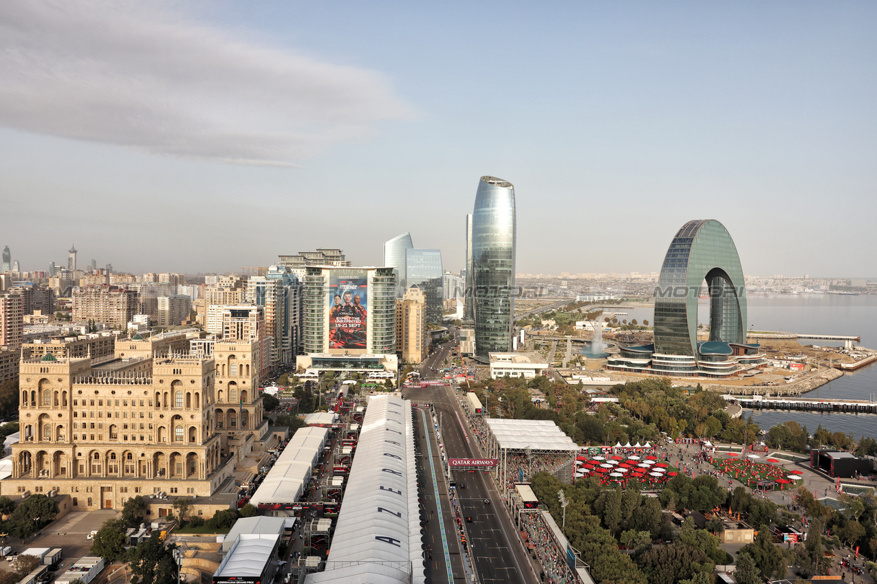 GP AZERBAIJAN, Max Verstappen (NLD) Red Bull Racing RB21.

19.09.2025. Formula 1 World Championship, Rd 17, Azerbaijan Grand Prix, Baku Street Circuit, Azerbaijan, Practice Day.

- www.xpbimages.com, EMail: requests@xpbimages.com © Copyright: Bearne / XPB Images