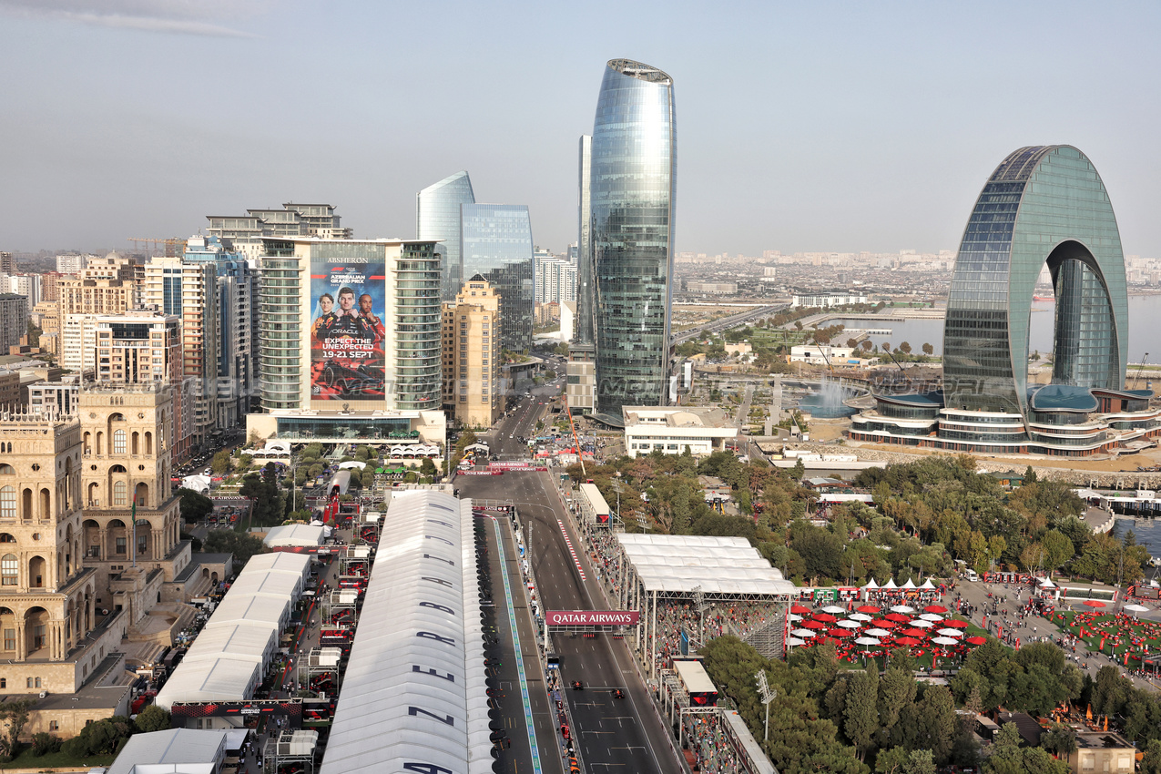 GP AZERBAIJAN, Max Verstappen (NLD) Red Bull Racing RB21 e Yuki Tsunoda (JPN) Red Bull Racing RB21.

19.09.2025. Formula 1 World Championship, Rd 17, Azerbaijan Grand Prix, Baku Street Circuit, Azerbaijan, Practice Day.

- www.xpbimages.com, EMail: requests@xpbimages.com © Copyright: Bearne / XPB Images
