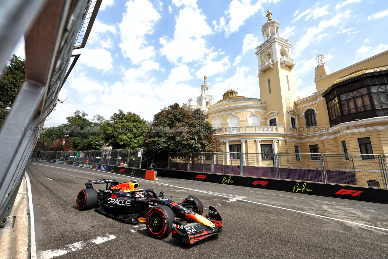 GP AZERBAIJAN, Yuki Tsunoda (JPN) Red Bull Racing RB21.

19.09.2025. Formula 1 World Championship, Rd 17, Azerbaijan Grand Prix, Baku Street Circuit, Azerbaijan, Practice Day.

- www.xpbimages.com, EMail: requests@xpbimages.com © Copyright: Bearne / XPB Images