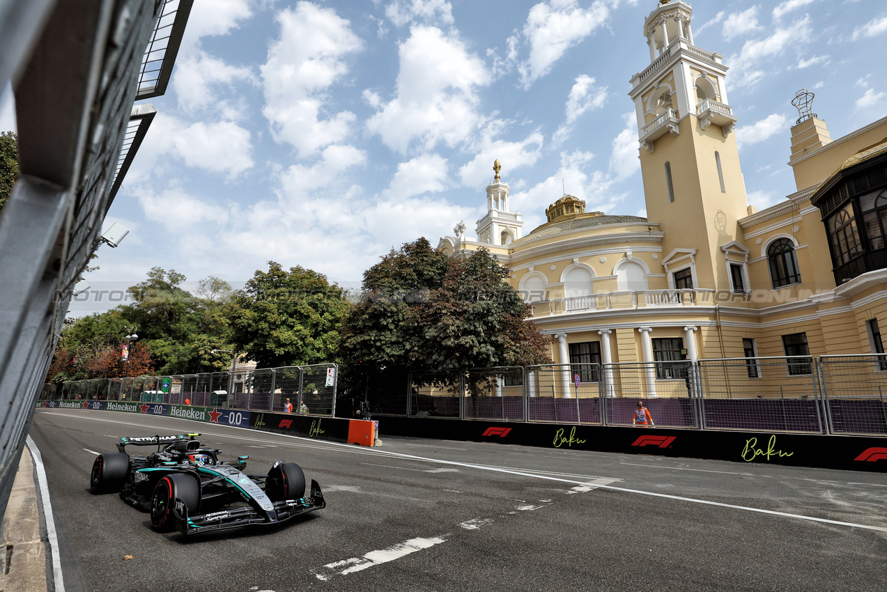 GP AZERBAIJAN, Andrea Kimi Antonelli (ITA) Mercedes AMG F1 W16.

19.09.2025. Formula 1 World Championship, Rd 17, Azerbaijan Grand Prix, Baku Street Circuit, Azerbaijan, Practice Day.

- www.xpbimages.com, EMail: requests@xpbimages.com © Copyright: Bearne / XPB Images