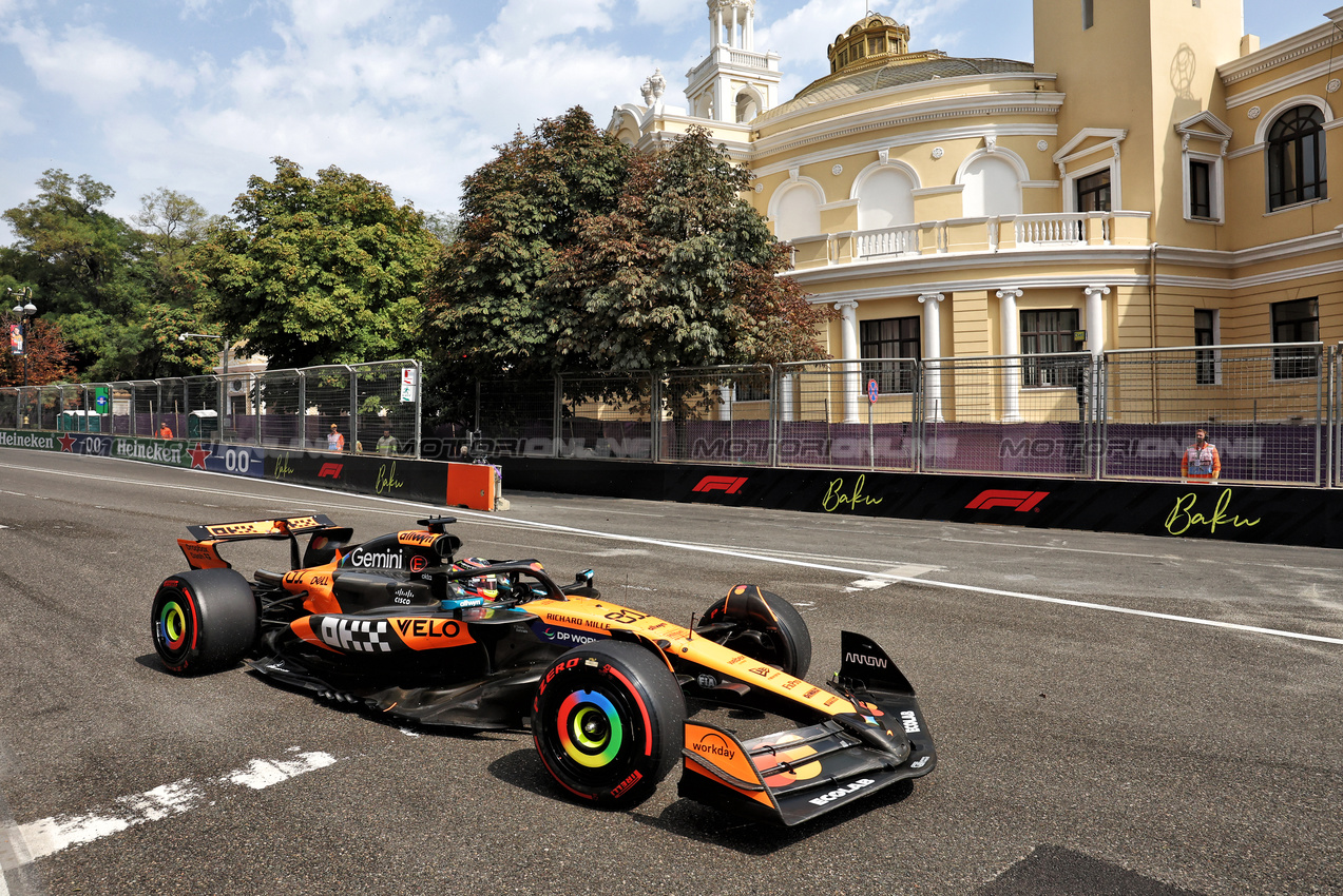 GP AZERBAIJAN, Oscar Piastri (AUS) McLaren MCL39.

19.09.2025. Formula 1 World Championship, Rd 17, Azerbaijan Grand Prix, Baku Street Circuit, Azerbaijan, Practice Day.

- www.xpbimages.com, EMail: requests@xpbimages.com © Copyright: Bearne / XPB Images