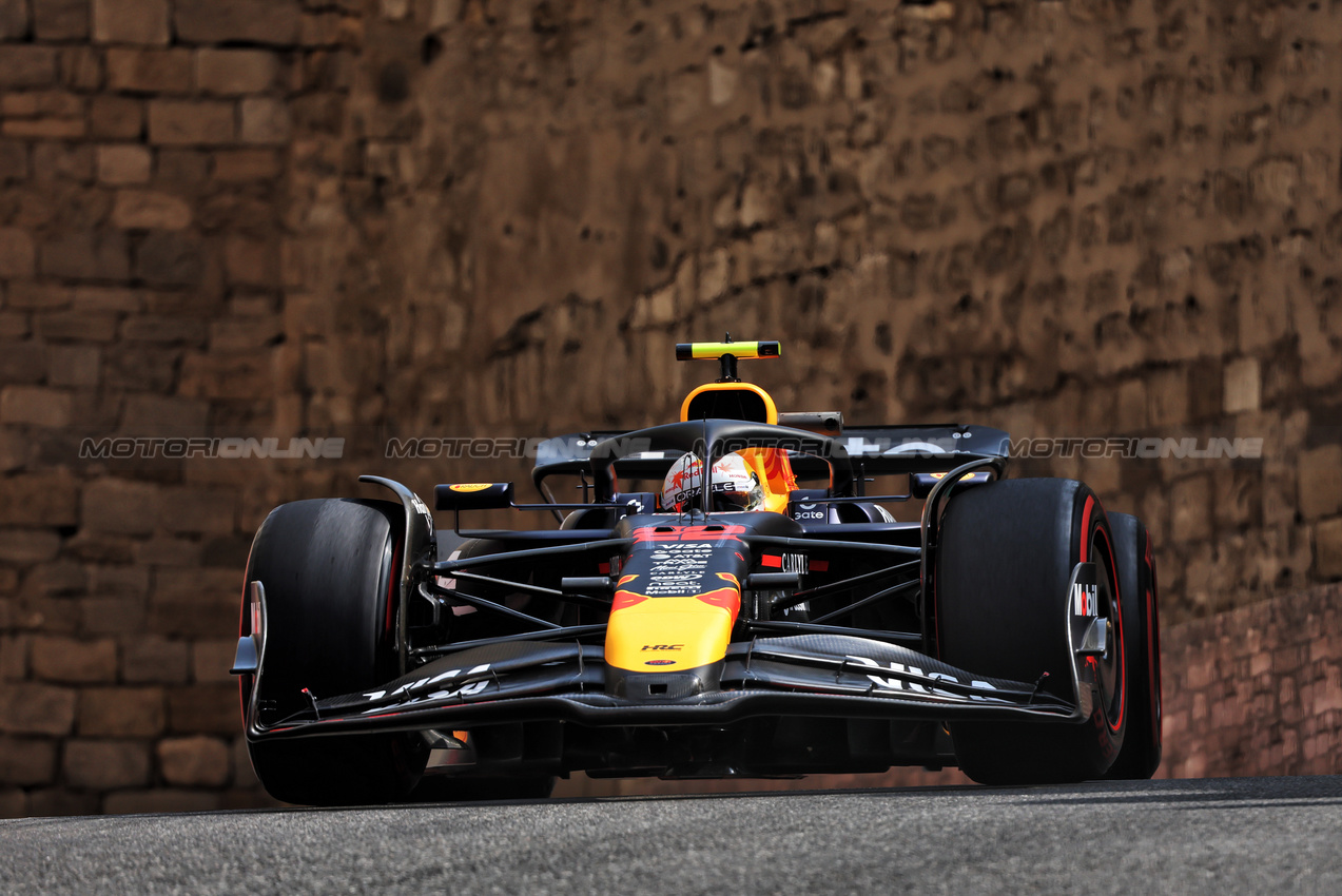 GP AZERBAIJAN, Yuki Tsunoda (JPN) Red Bull Racing RB21.

19.09.2025. Formula 1 World Championship, Rd 17, Azerbaijan Grand Prix, Baku Street Circuit, Azerbaijan, Practice Day.

 - www.xpbimages.com, EMail: requests@xpbimages.com © Copyright: Rew / XPB Images