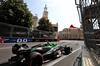 GP AZERBAIJAN, Gabriel Bortoleto (BRA) Sauber C45 passes a red flag in the first practice session.

19.09.2025. Formula 1 World Championship, Rd 17, Azerbaijan Grand Prix, Baku Street Circuit, Azerbaijan, Practice Day.

- www.xpbimages.com, EMail: requests@xpbimages.com © Copyright: Bearne / XPB Images