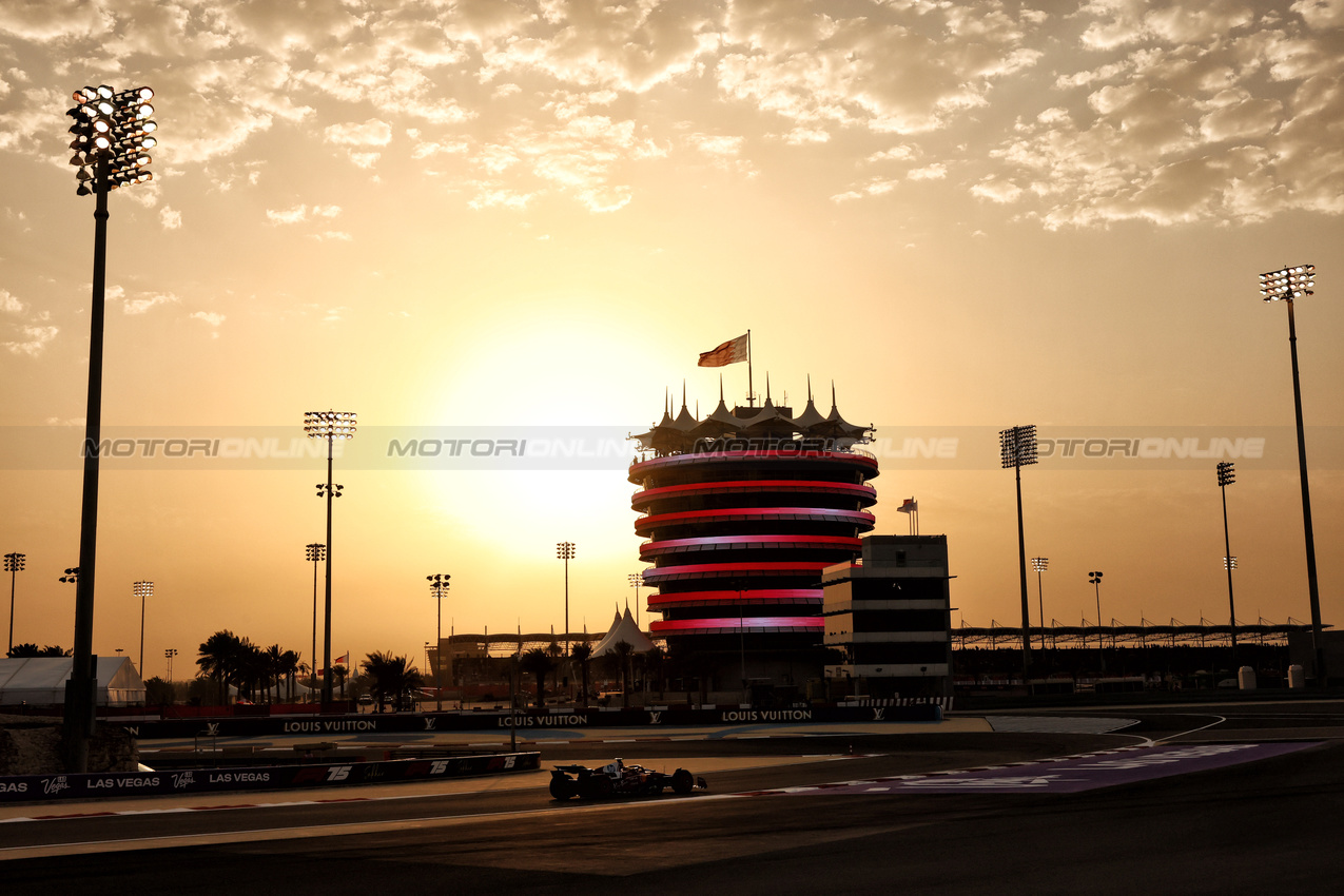 GP BAHRAIN, Lewis Hamilton (GBR) Ferrari SF-25.

13.04.2025. Formula 1 World Championship, Rd 4, Bahrain Grand Prix, Sakhir, Bahrain, Gara Day.

- www.xpbimages.com, EMail: requests@xpbimages.com © Copyright: Charniaux / XPB Images