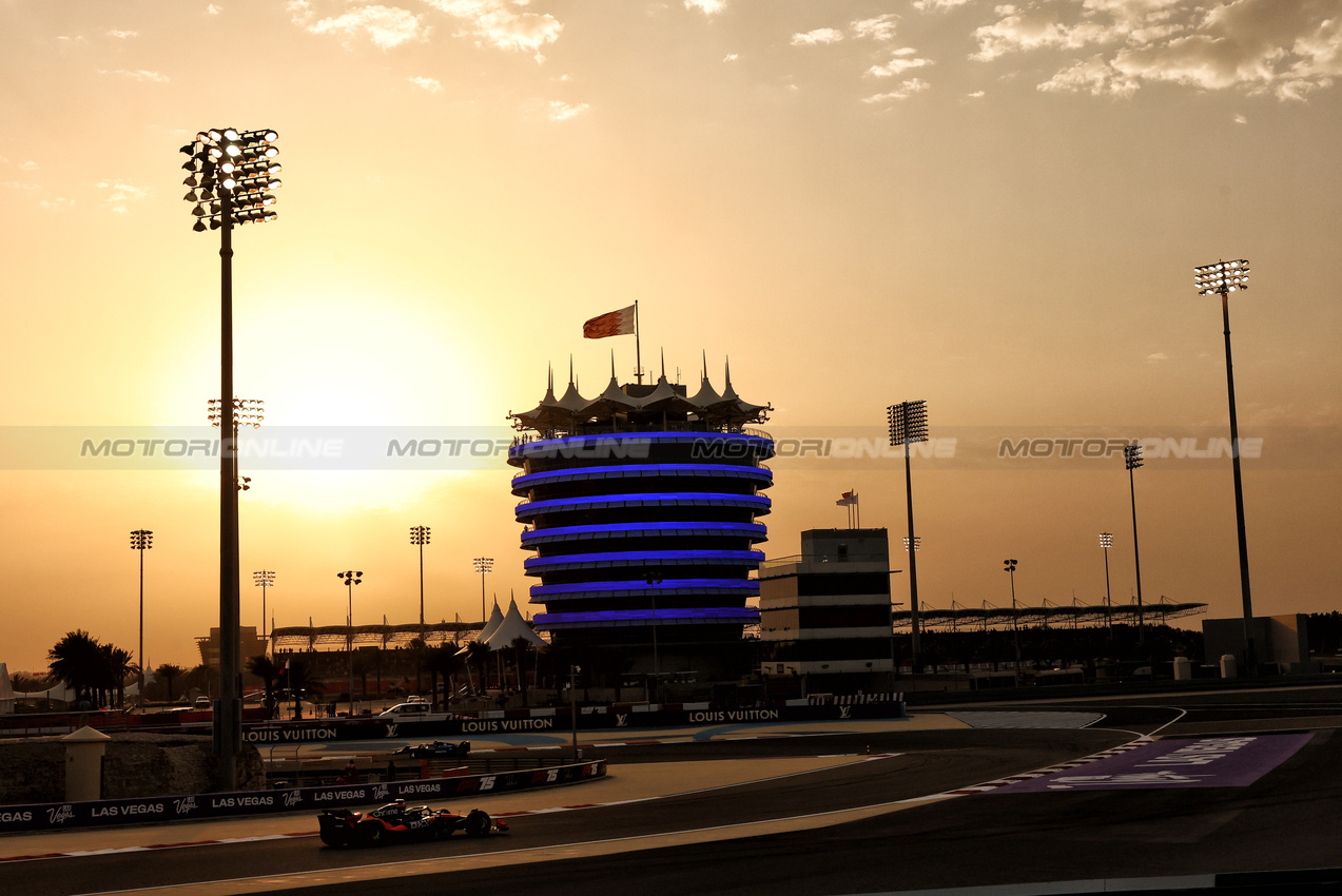 GP BAHRAIN, Lando Norris (GBR) McLaren MCL39.

13.04.2025. Formula 1 World Championship, Rd 4, Bahrain Grand Prix, Sakhir, Bahrain, Gara Day.

- www.xpbimages.com, EMail: requests@xpbimages.com © Copyright: Charniaux / XPB Images