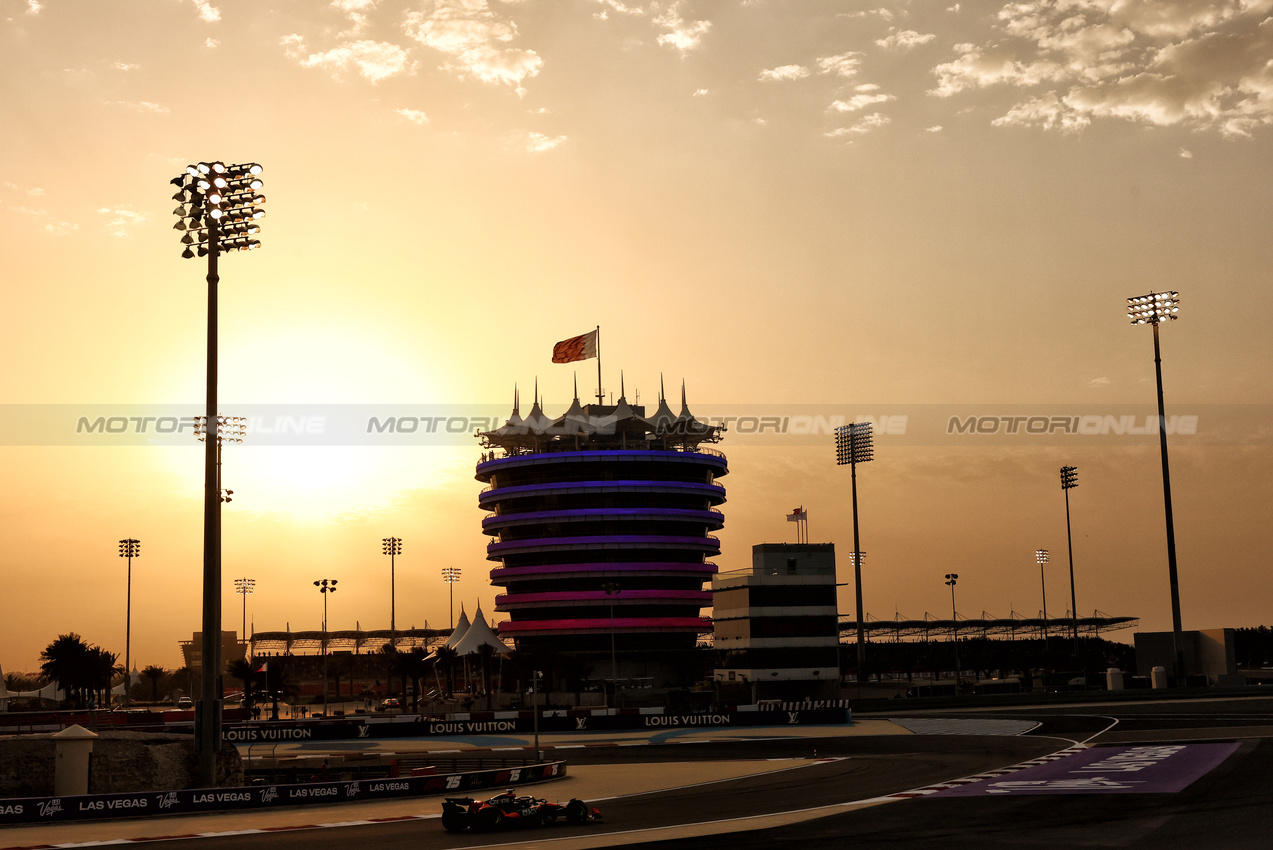 GP BAHRAIN, Oscar Piastri (AUS) McLaren MCL39.

13.04.2025. Formula 1 World Championship, Rd 4, Bahrain Grand Prix, Sakhir, Bahrain, Gara Day.

- www.xpbimages.com, EMail: requests@xpbimages.com © Copyright: Charniaux / XPB Images